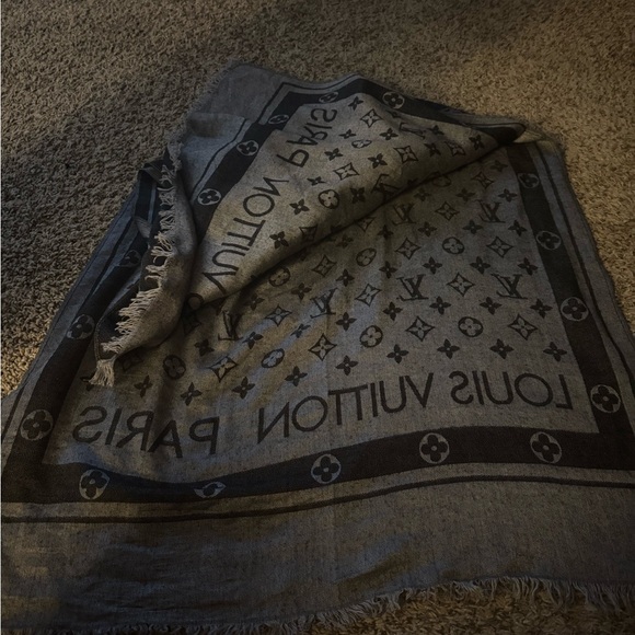 Louis Vuitton Monogram Pattern Soft Scarf Shawl - Picture 4 of 5